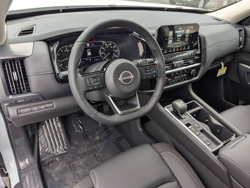 2025 Nissan Pathfinder SL