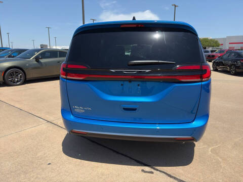 2027 Chrysler Pacifica Select