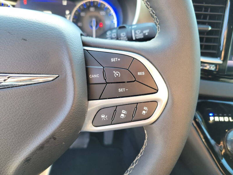 2025 Chrysler Pacifica Select