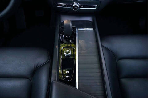 2025 Volvo XC60 B5 Core Dark Theme