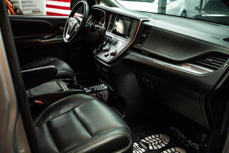 2017 Toyota Sienna SE Premium 8-Passenger