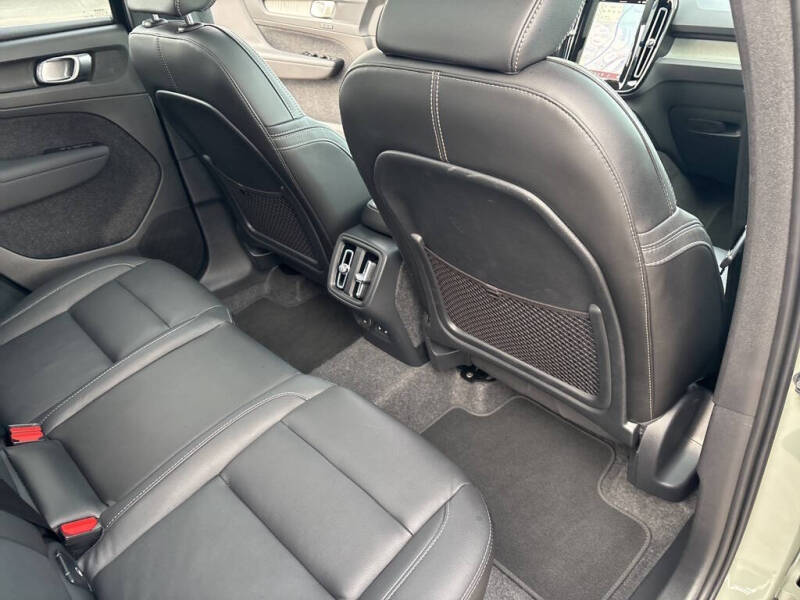 2025 Volvo XC40 B5 Plus Bright Theme