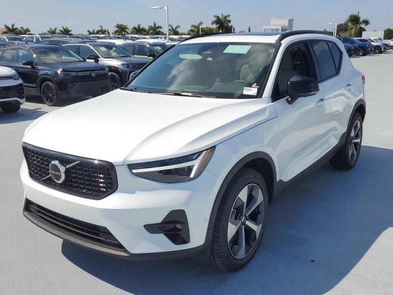 2026 Volvo XC40 B5 Plus