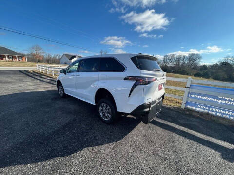 2025 Toyota Sienna LE 8-Passenger