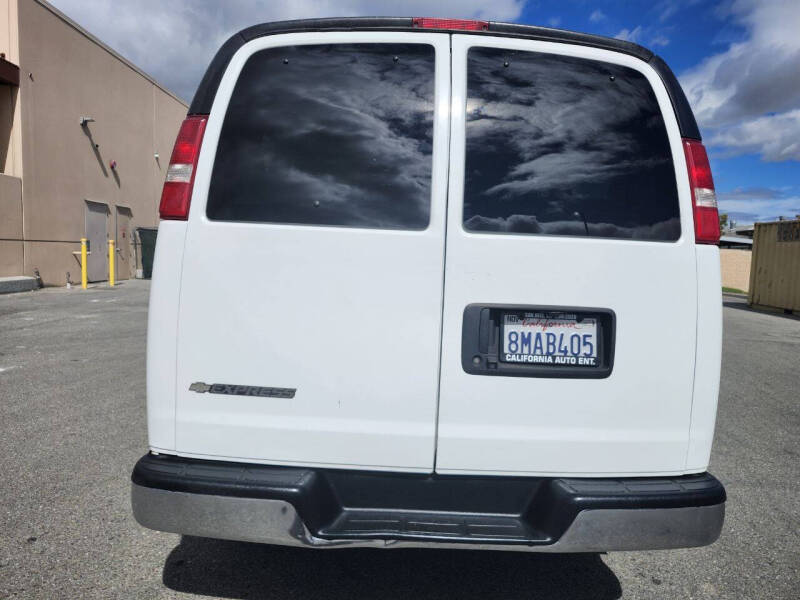 2020 Chevrolet Express LT 2500 photo 3