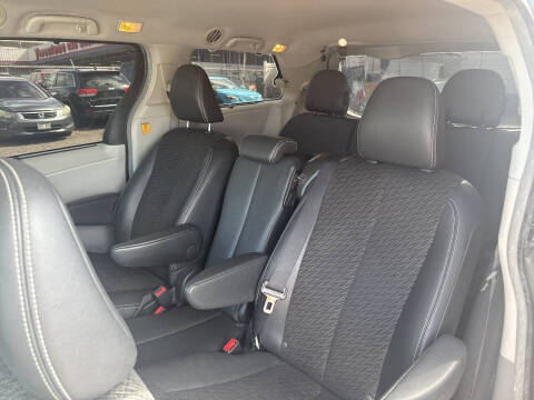 2012 Toyota Sienna SE 8-Passenger
