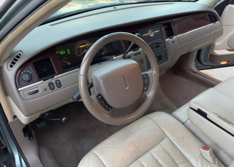 2005 Lincoln Town Car Signature