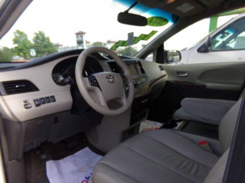 2014 Toyota Sienna XLE 7-Passenger Auto Access Seat