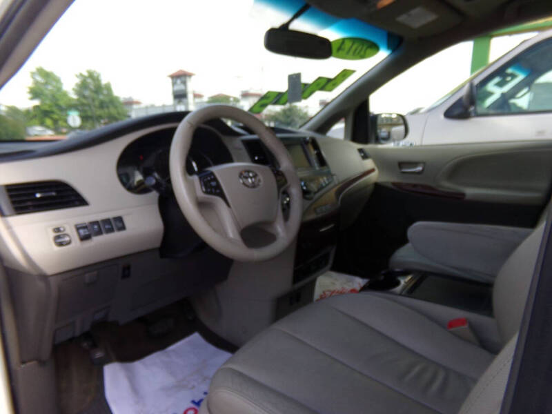 2014 Toyota Sienna XLE 7-Passenger Auto Access Seat