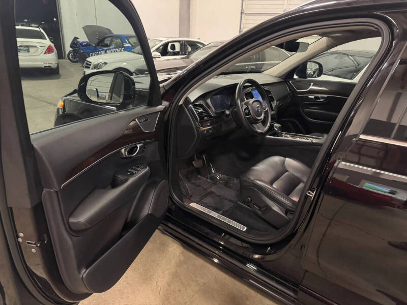 2016 Volvo XC90 T6 Momentum