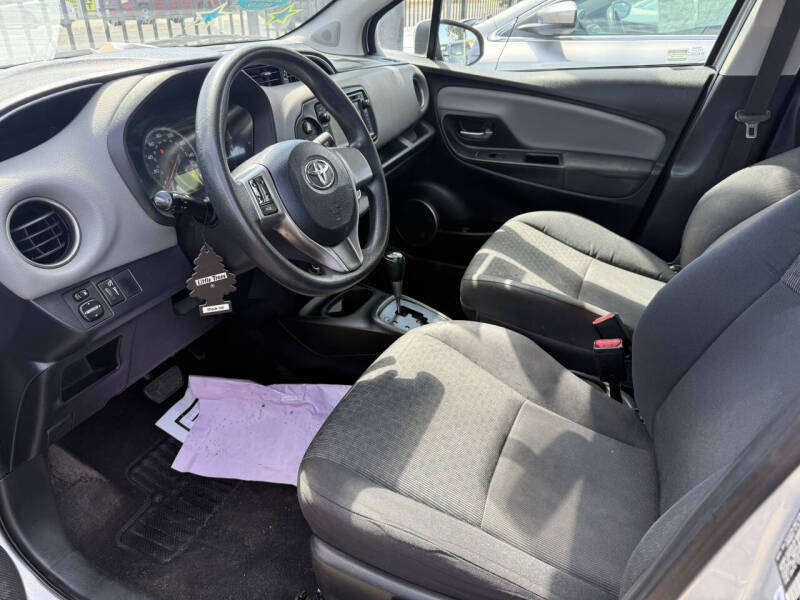 2016 Toyota Yaris 5-Door LE