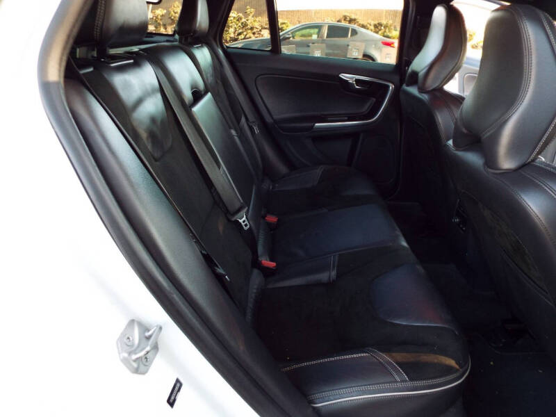 2016 Volvo V60 T6 R-Design Platinum