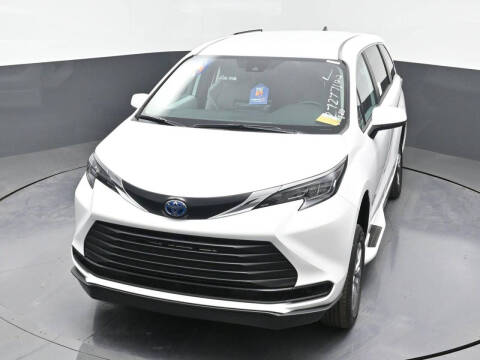 2025 Toyota Sienna LE 8-Passenger