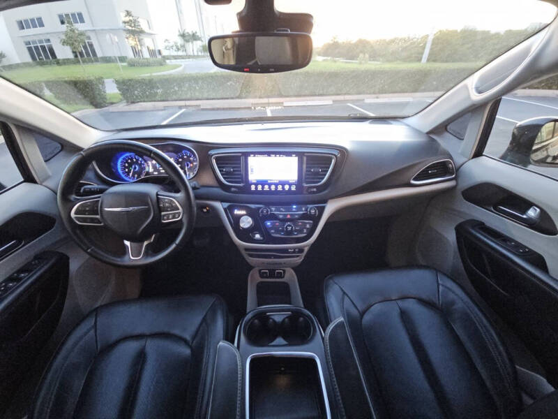 2017 Chrysler Pacifica Touring-L Plus