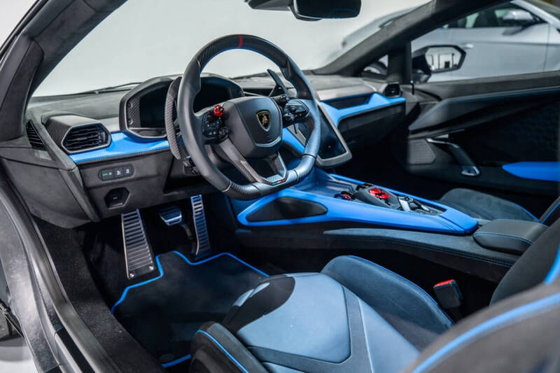 2025 Lamborghini Revuelto