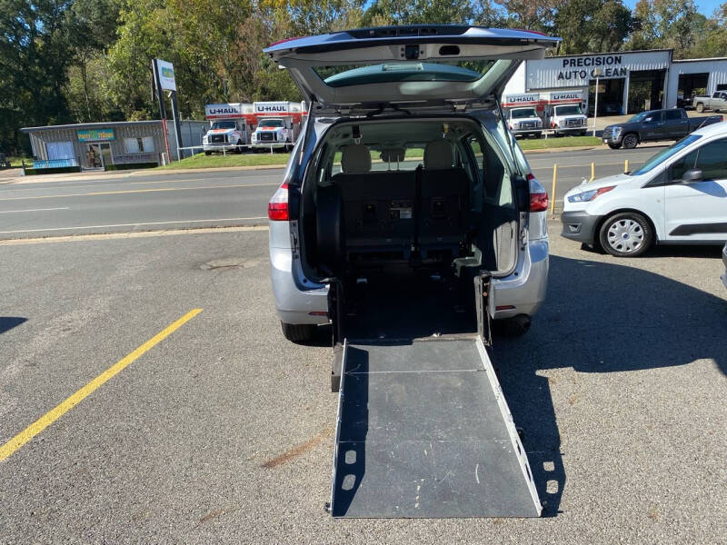 2018 Toyota Sienna L photo 3