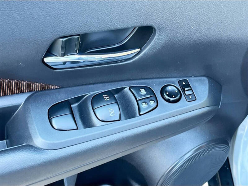 2021 Nissan Kicks SR