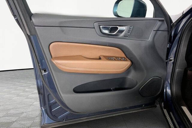 2022 Volvo XC60 B5 Momentum