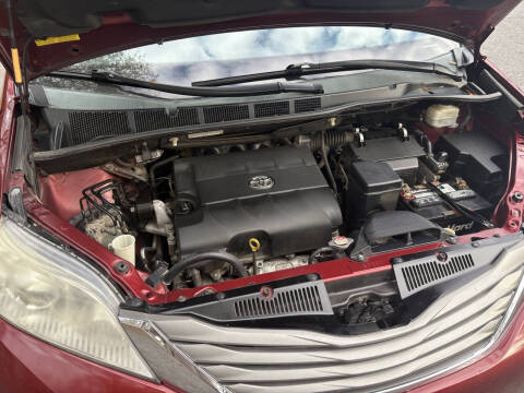 2014 Toyota Sienna XLE 7-Passenger Auto Access Seat