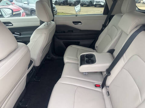 2024 Nissan Pathfinder SL