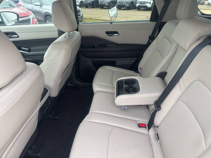 2024 Nissan Pathfinder SL