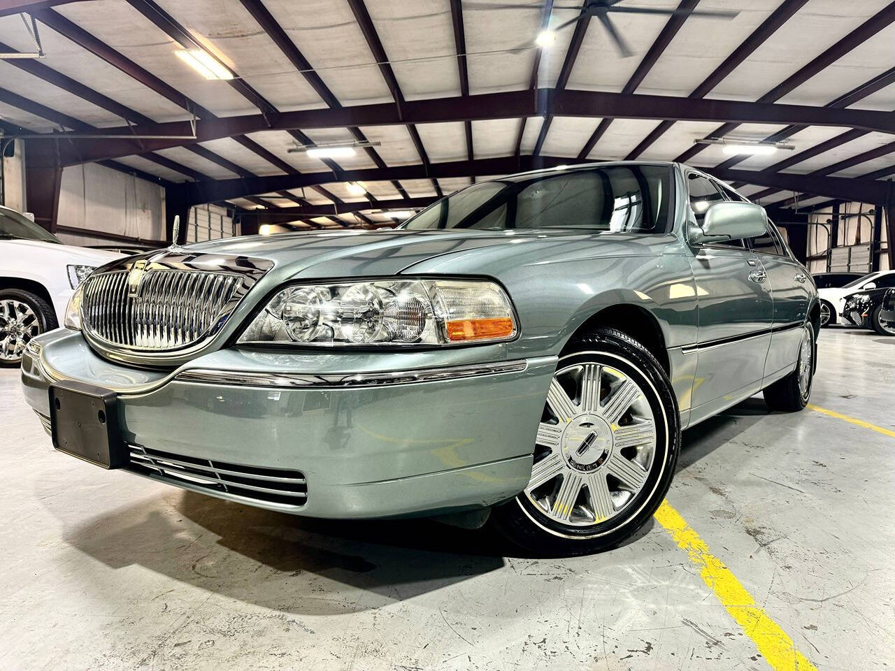 2004 Lincoln Town Car for sale at Carnival Car Company in Victoria, TX