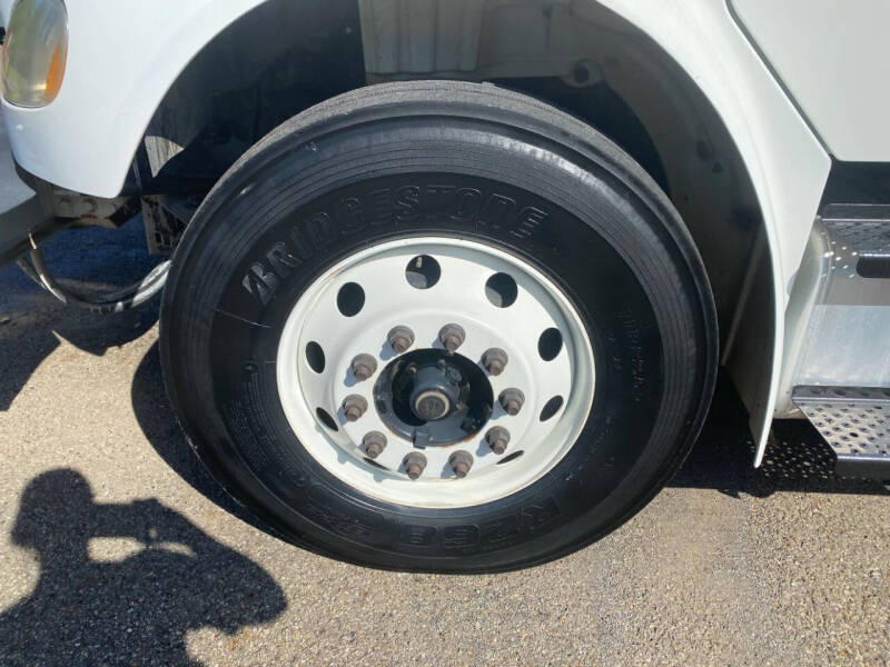 2009 Freightliner M2 106