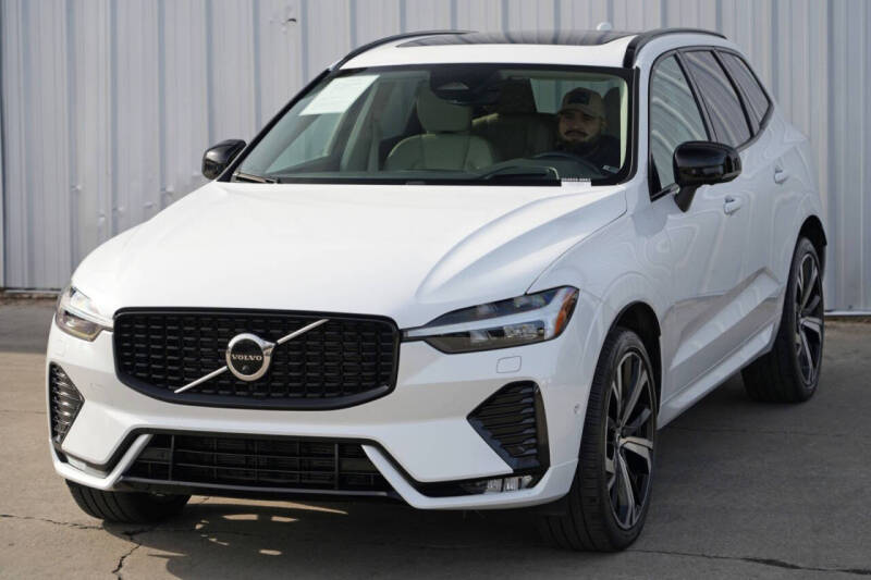 2023 Volvo XC60 B5 Ultimate Dark Theme