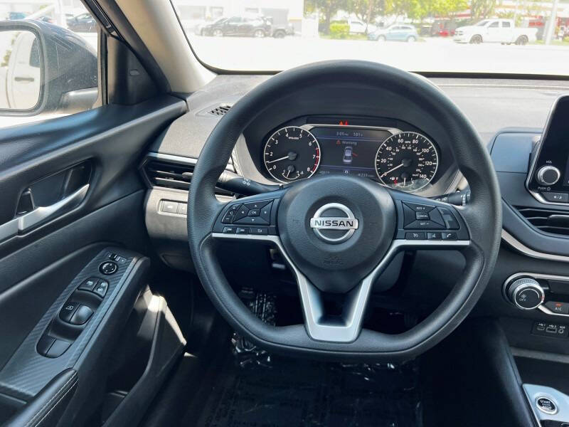 2022 Nissan Altima SV photo 18