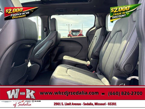 2027 Chrysler Pacifica Select