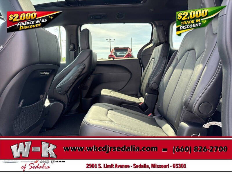 2027 Chrysler Pacifica Select