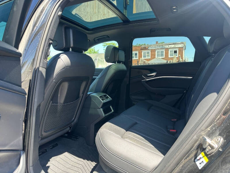 2022 Audi e-tron quattro Premium Plus