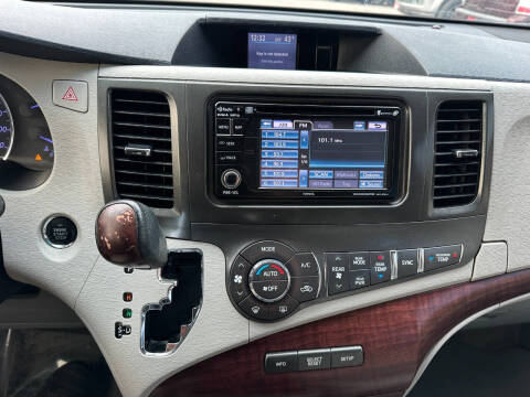 2014 Toyota Sienna XLE 8-Passenger