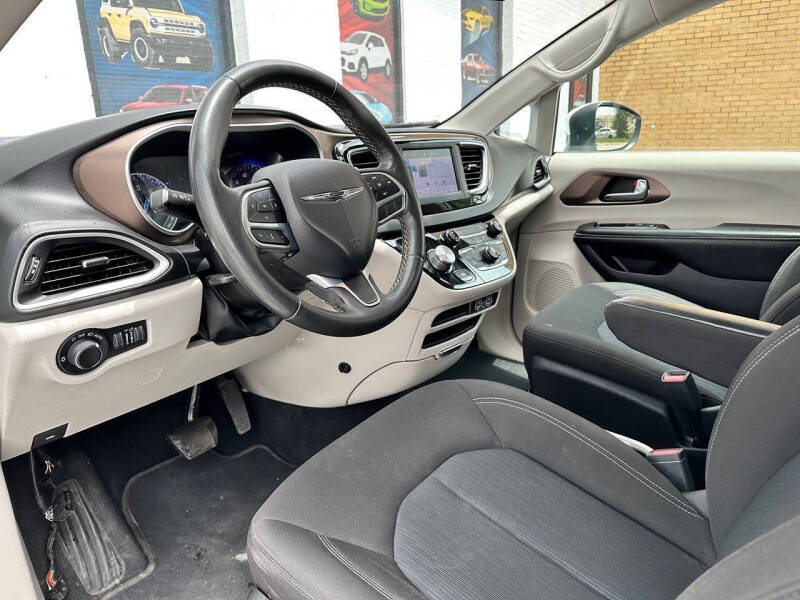 2022 Chrysler Voyager LX
