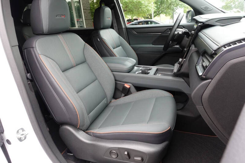 2024 GMC Acadia AT4