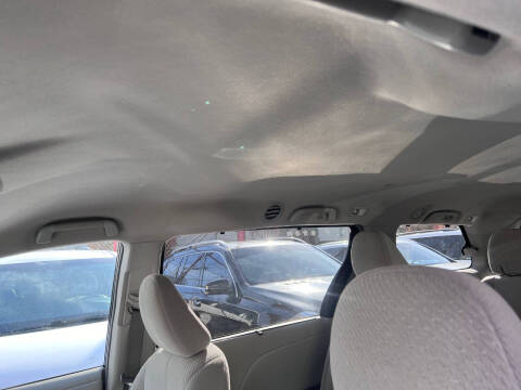 2014 Toyota Sienna LE 8-Passenger