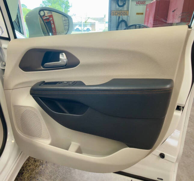 2017 Chrysler Pacifica Touring-L