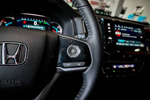 2022 Honda Pilot Touring w/Rear Captain's Chairs