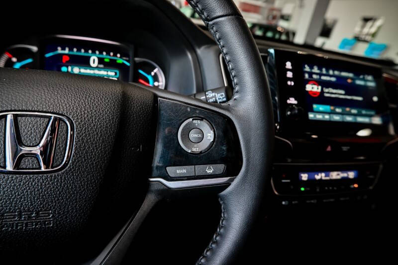 2022 Honda Pilot Touring w/Rear Captain's Chairs