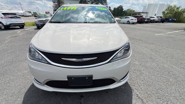 2017 Chrysler Pacifica Touring-L's photo