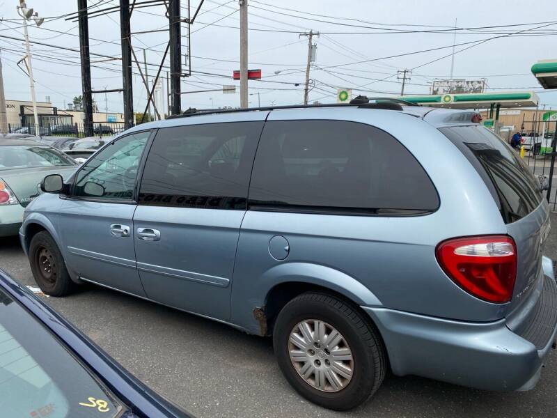 2005 Chrysler Town and Country for sale at Debo Bros Auto Sales in Philadelphia PA