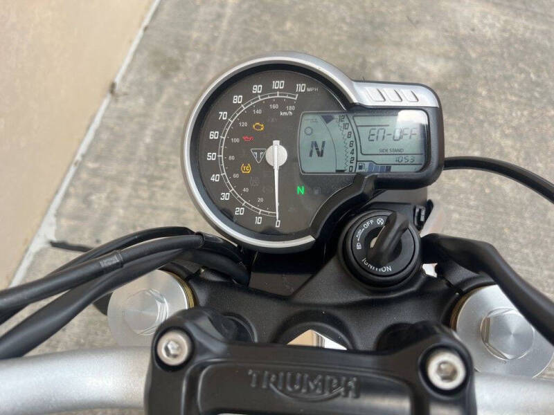 2025 Triumph Speed 400 Phantom Black / Stor