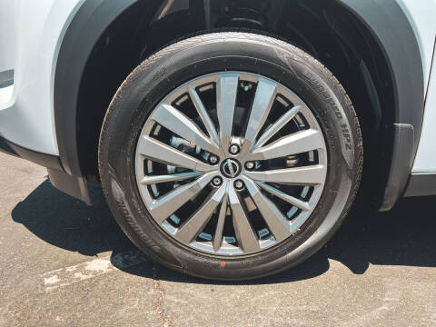 2025 Nissan Pathfinder SL