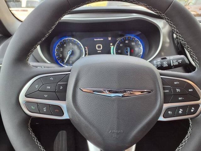 2025 Chrysler Voyager LX