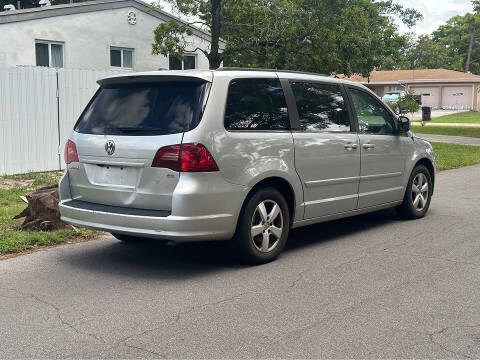 2011 Volkswagen Routan SE