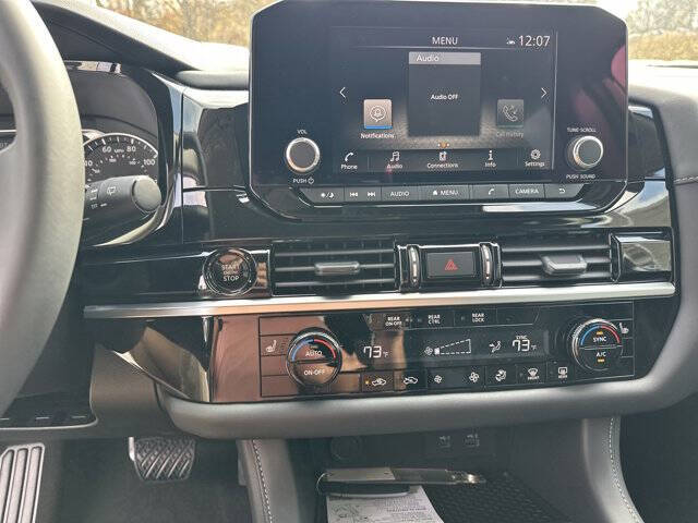 2025 Nissan Pathfinder SV