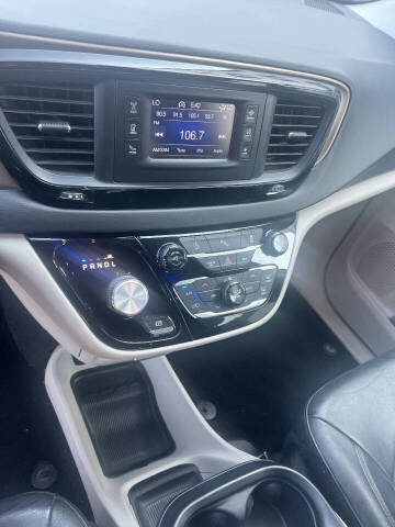 2017 Chrysler Pacifica Touring-L