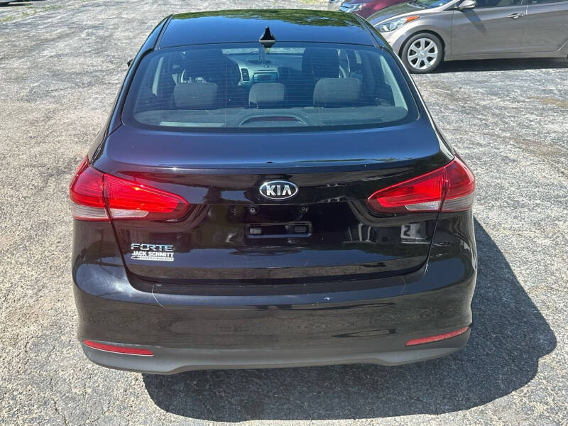 2017 Kia Forte LX photo 5