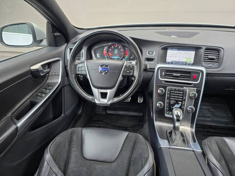 2015 Volvo V60 T6 R-Design Platinum