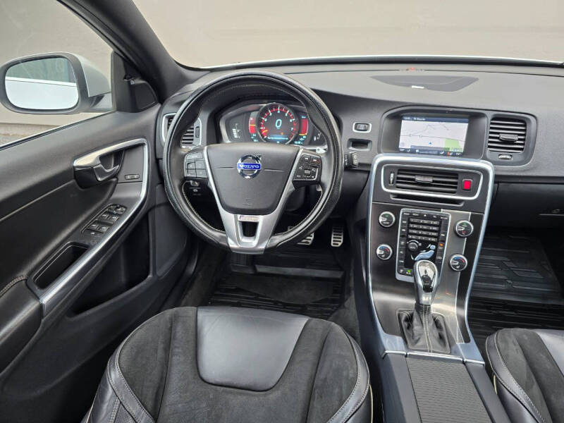 2015 Volvo V60 T6 R-Design Platinum